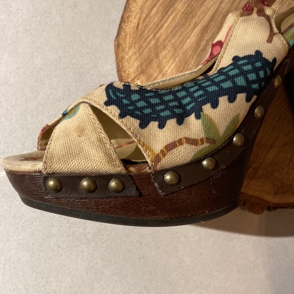 SM New York floral canvas studded peep toe pumps - Picture 9 of 13